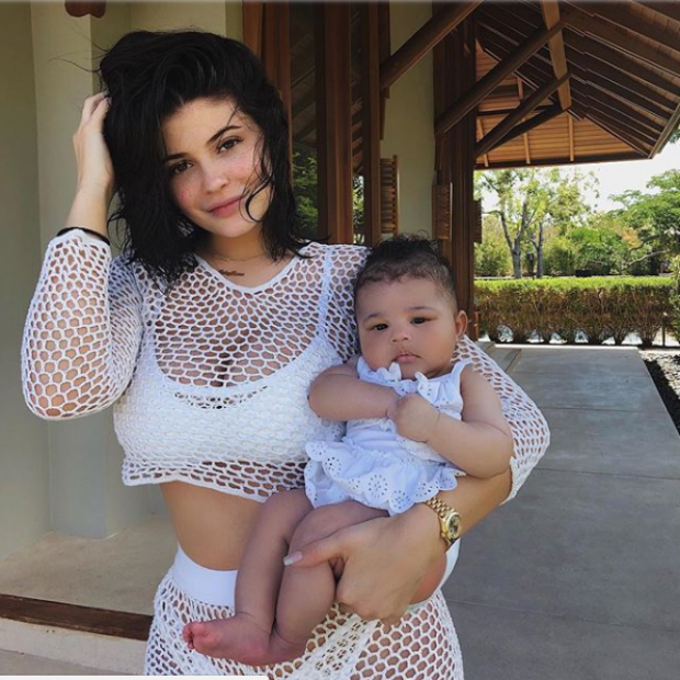 Kylie Jenner postou uma foto com a filha no resort luxuoso (Foto: Instagram / Reprodução)