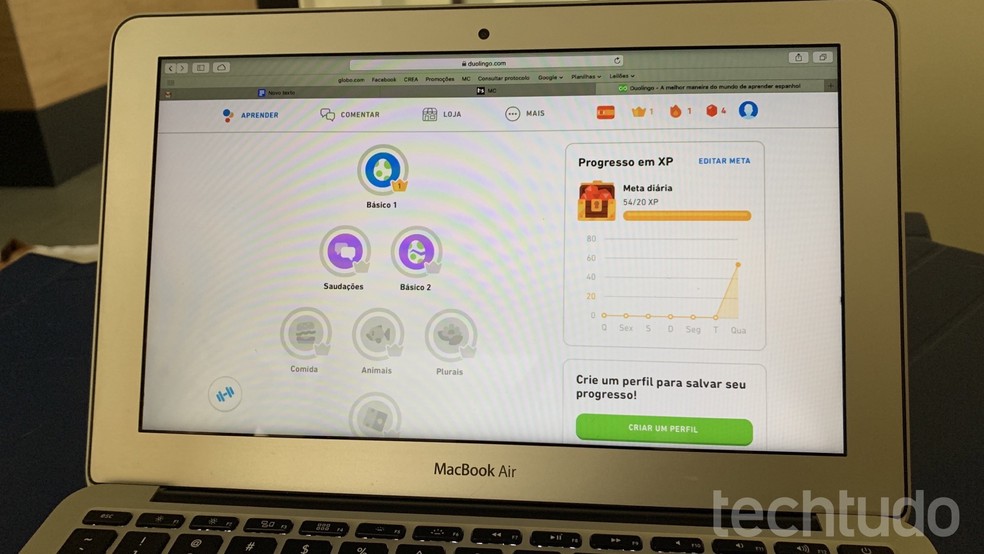 Duolingo ensina idiomas no computador e no celular — Foto: Helito Beggiora/TechTudo