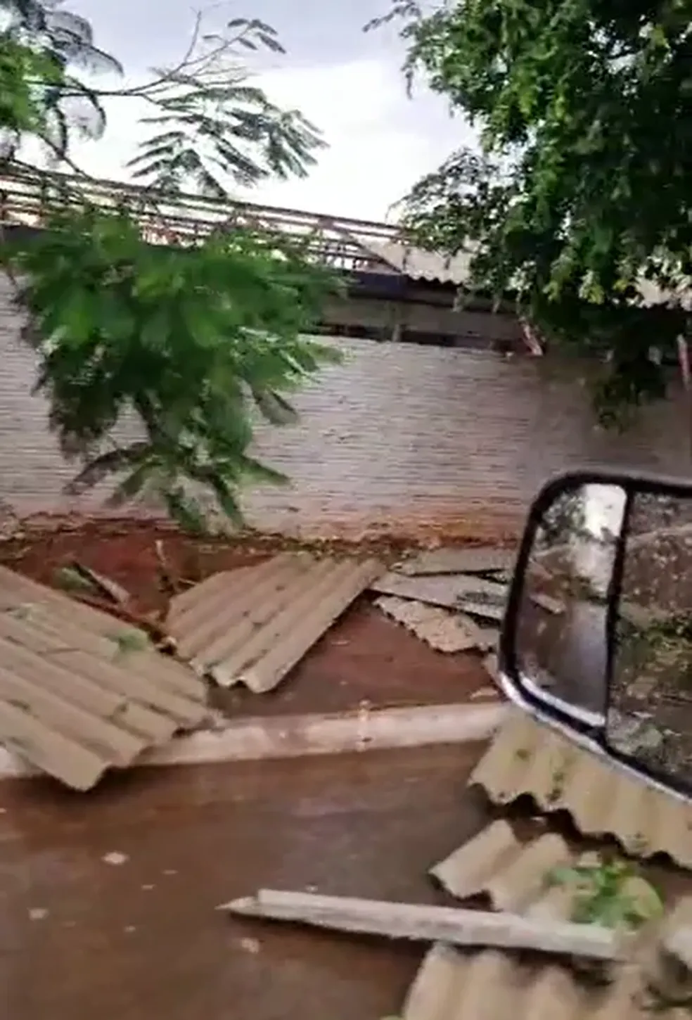 Uma escola foi destelhada com a força da tempestade. — Foto: Reprodução 