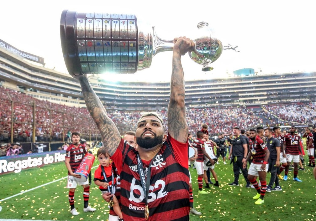 Gabigol, do Flamengo, ergue a taça da Libertadores — Foto: Reprodução
