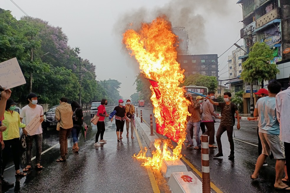 Manifestantes pró-democracia queimam bandeira chinesa em Mianmar, em foto de 5 de abril de 2021 — Foto: Reuters