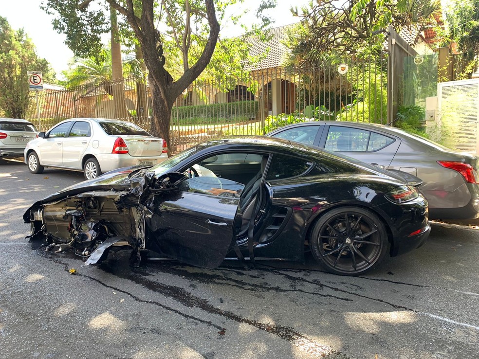 Com o impacto, a Porsche perdeu uma roda dianteira — Foto: Carlos Eduardo Alvim/TV Globo