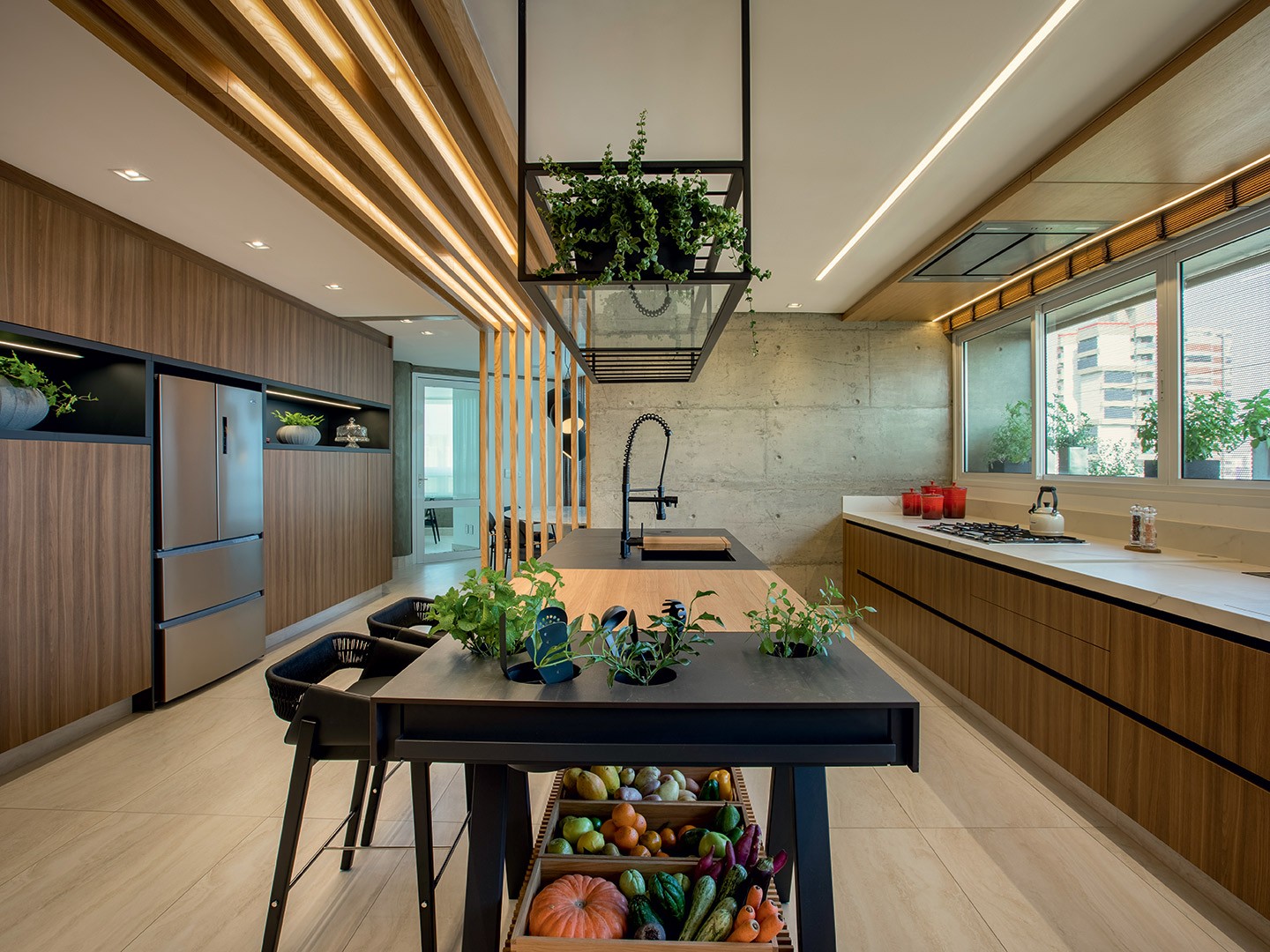 Cozinha é protagonista neste apartamento de 380m² (Foto: J. Vilhora/divulgação)