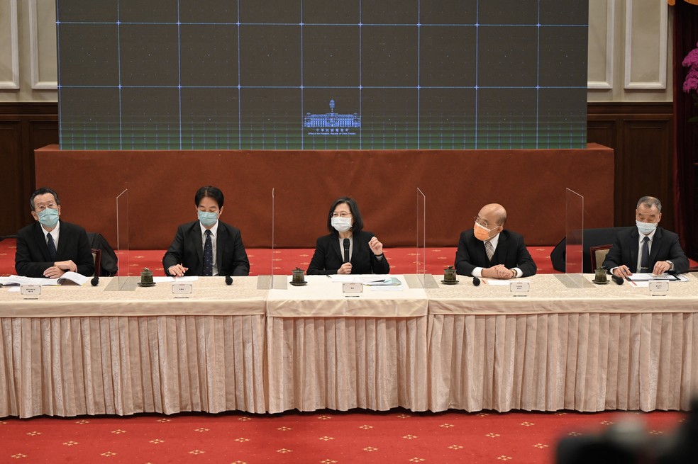 Presidente de Taiwan, Tsai Ing-wen (centro), fala durante coletiva de imprensa ao lado de sua equipe de governo sobre aumento no serviço militar obrigatório — Foto: Sam Yeh / AFP