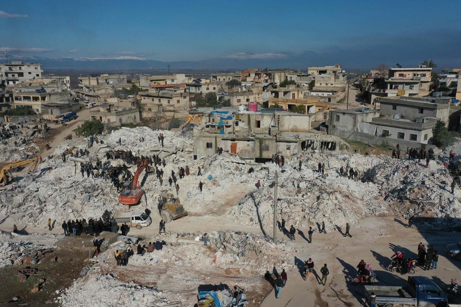 Imagem aérea da cidade de Harim, na Síria, devastada após o terremoto que atingiu a fronteira do país com a Turquia na segunda-feira