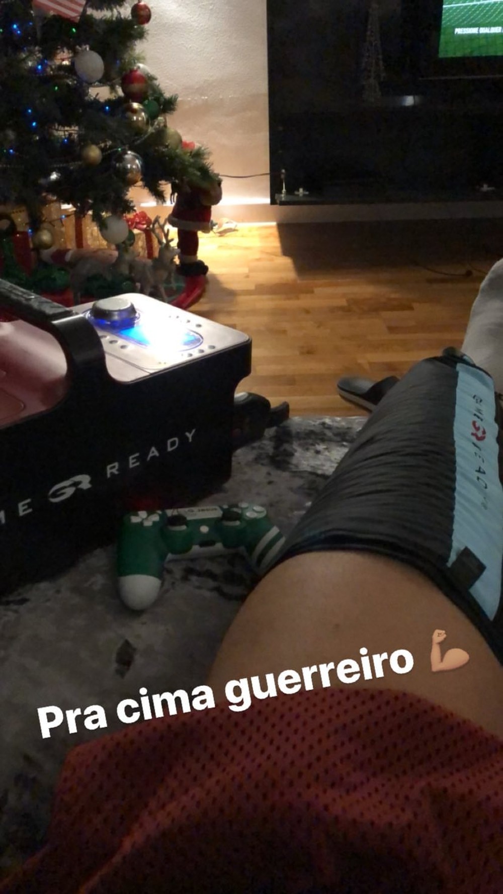 Jesus faz tratamento com aparelho em casa e relaxa jogando videogame