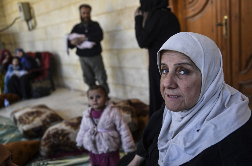 Oum Alaa teve integrantes de sua família usados como escudo humano pelo Estado Islâmico (Foto: Bulent Kilic / AFP )