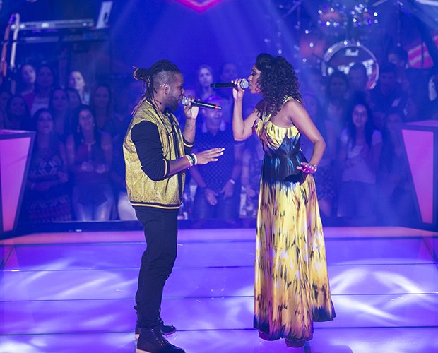 Ao som de “Não Precisa Mudar”, Amarildo e Vanessa duelam no palco do The Voice Brasil (Foto: Isabella Pinheiro/Gshow)