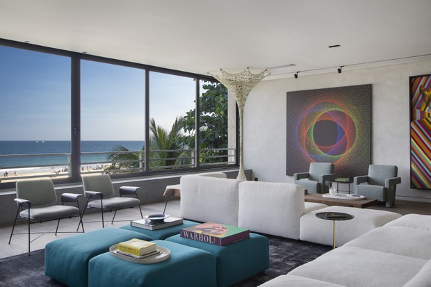 Apartamento com vista para o mar tem décor colorido e repleto de obras de arte   (Foto: FOTOS DENILSON MACHADO/MCA ESTÚDIO)