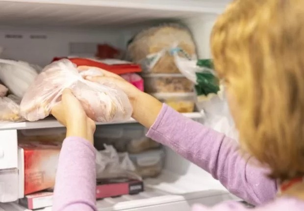 Para descongelar adequadamente, o produto deve ir do freezer para a geladeira (Foto: GETTY IMAGES via BBC)