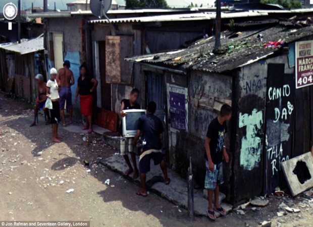 Ladrões roubam aparelho de TV, em São Vicente (SP) (Foto: Reprodução Internet / Google Street View)