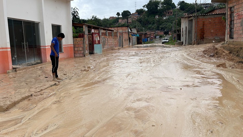 Rua é tomada por lama em Manaus. — Foto: Gato Júnior/Rede Amazônica