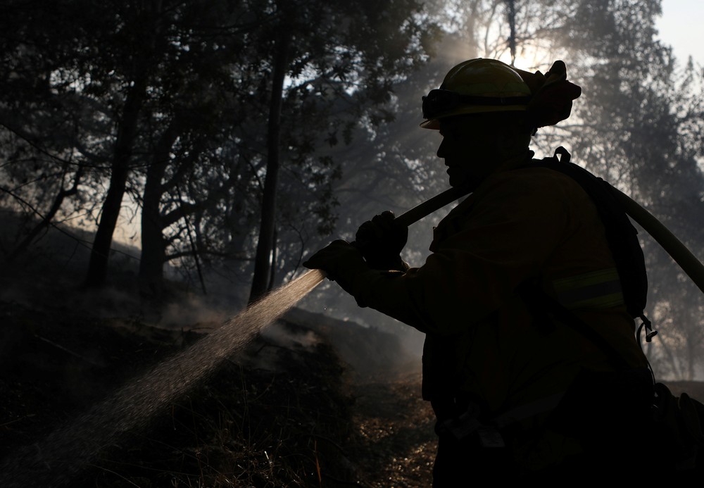 Bombeiro trabalha para controlar um incêndio em Sonoma, Califórnia. (Foto: Jim Urquhart/ Reuters)