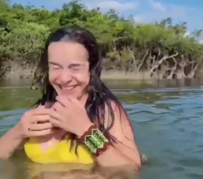 Lucélia Santos mergulha no rio Tapajós (Foto: Reprodução / Instagram )
