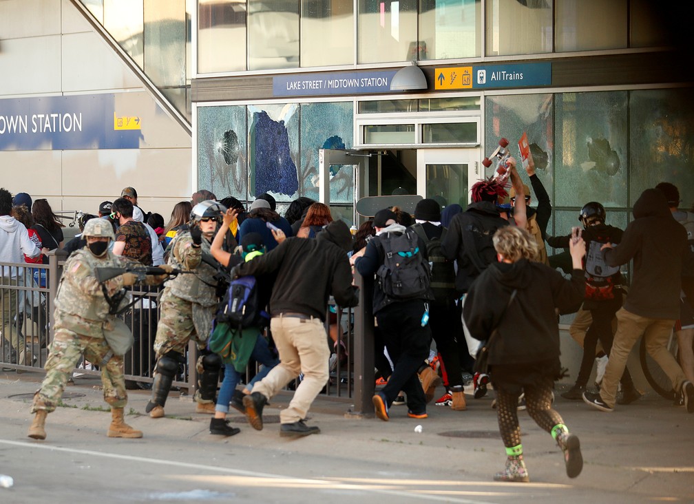 29 de maio – Pessoas correm em direção a uma estação de trem durante protesto contra a morte de George Floyd, em Minneapolis, Minnesota — Foto: Lucas Jackson/Reuters