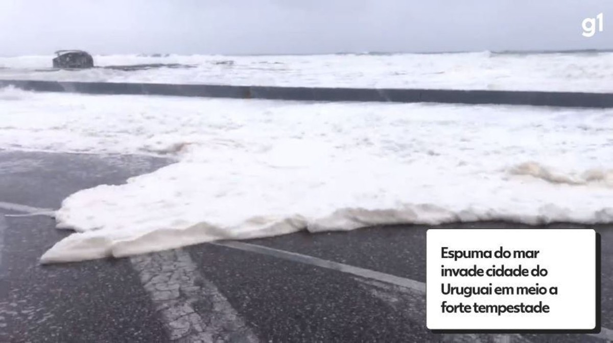 Espuma do mar invade cidade do Uruguai em meio a tempestade Yakecan; VÍDEO