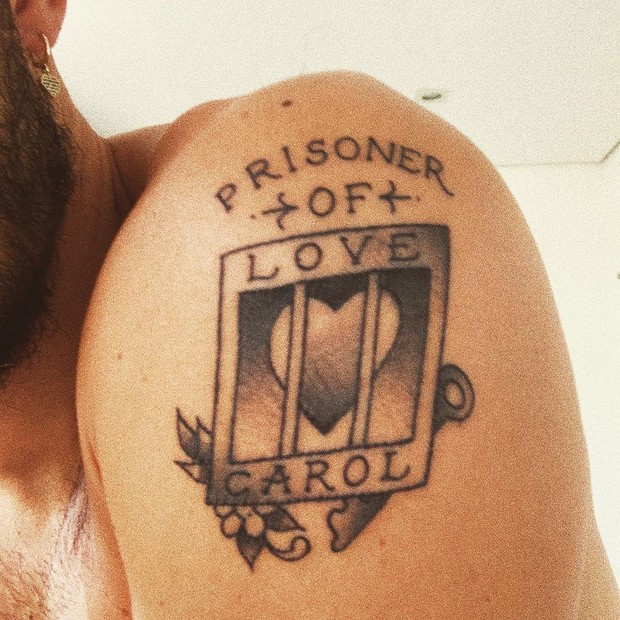 Vinicius Martinez faz tatuagem para Carol Dantas (Foto: Reprodução Instagram)