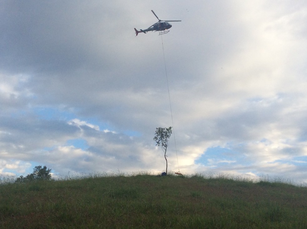 HelicÃ³ptero da PM ajudou no resgate do corpo (Foto: Bruno Pellegrine/TV Vanguarda)