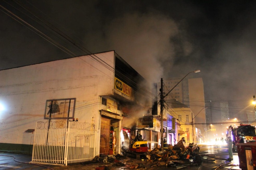 Fogo atingiu a loja no Centro de Curitiba na noite de quinta-feira (28) — Foto: Tony Mattoso/RPC