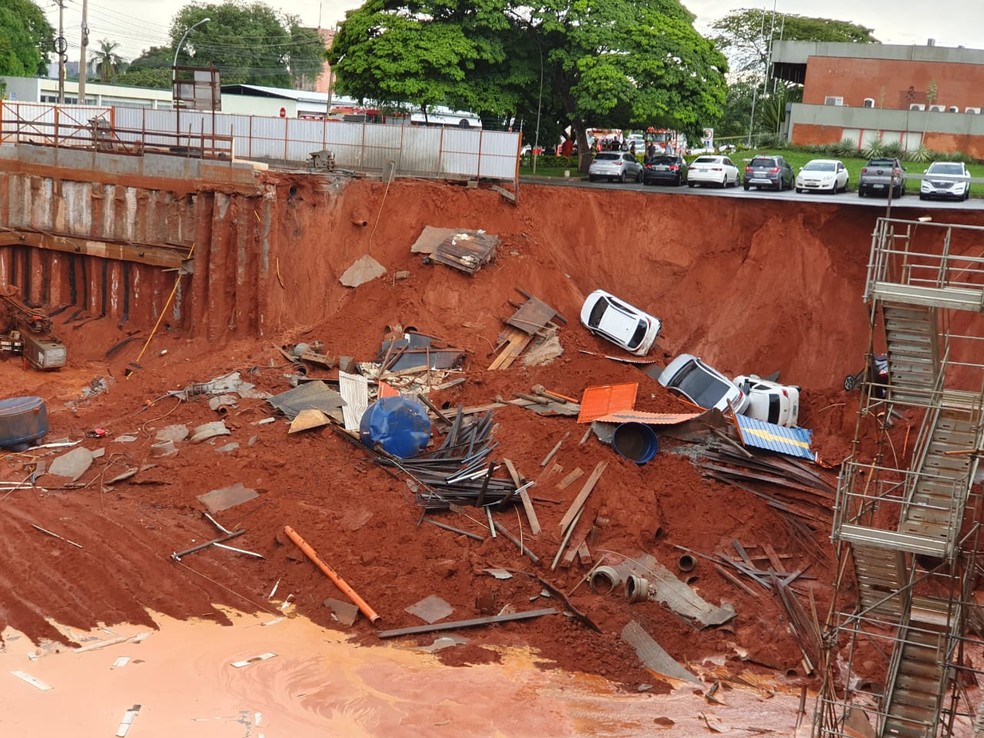 Cratera se abre e engole carros em Brasília — Foto: Pedro Borges/TV Globo