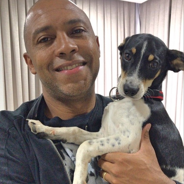 Salgadinho e Sombrinha Brasileiros, seu cãozinho de estimação (Foto: Reprodução/Instagram)