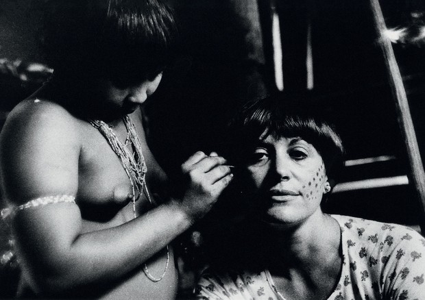 Claudia Andujar sendo pintada por uma ianomâmi em 1976 (Foto: Claudia Andujar / Divulgação)