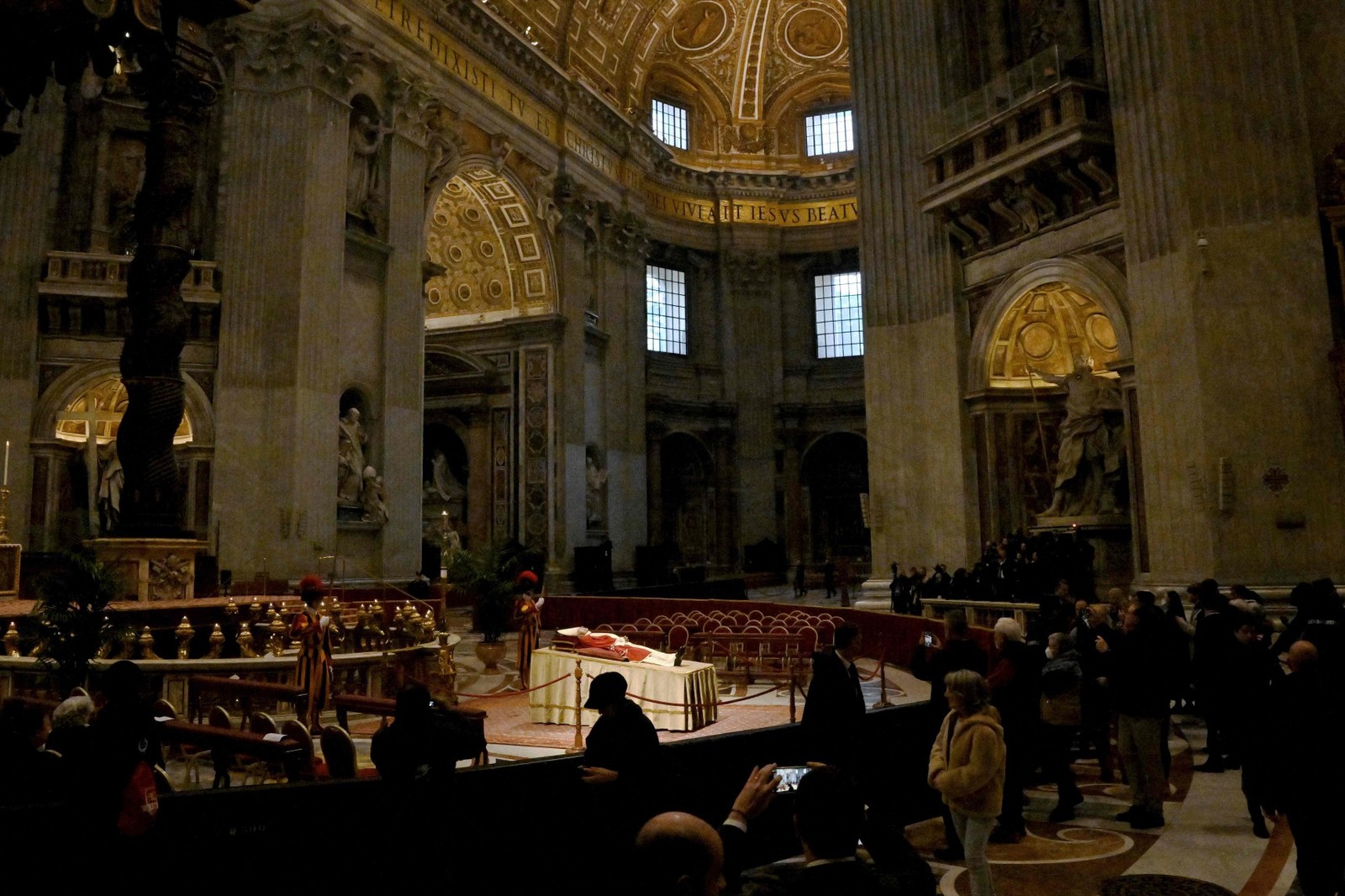 Corpo do Papa Emérito Bento XVI é velado na basílica de São Pedro, no Vaticano, em 2 de janeiro de 2023 — Foto: Tiziana FABI / AFP