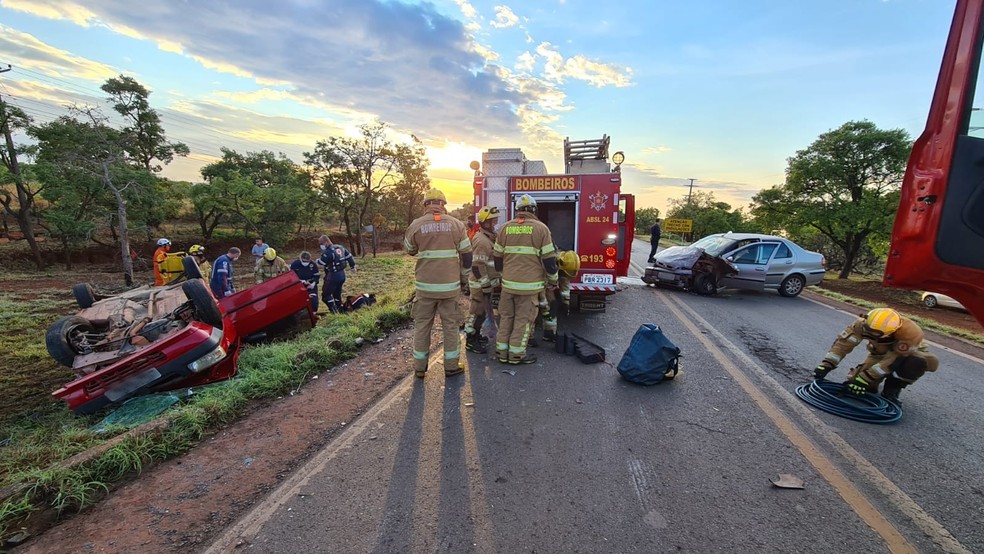 Carro capota e para sobre motorista arremessado para fora de veículo, em acidente no DF — Foto: CBMDF/Divulgação