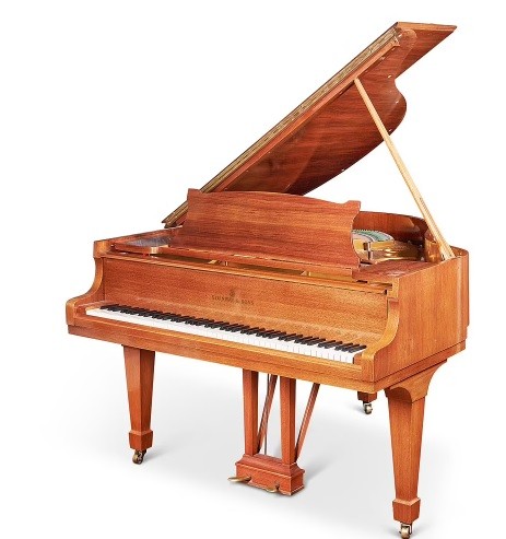 Piano antigo pertencia ao milionário e agora pode ser de quem estiver interessado (Foto: Divulgação)
