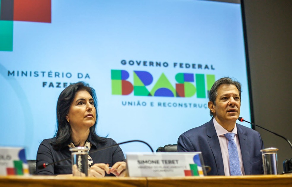 Simone Tebet, ministra do Planejamento, e Fernando Haddad, ministro da Fazenda, durante coletiva de apresentação do novo arcabouço fiscal nesta quinta-feira (30) — Foto: Divulgação/Diogo Zacarias /MF