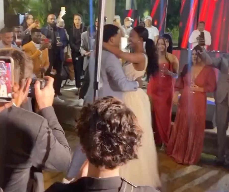 Camilla de Lucas e Blecaute dançam valsa na festa de casamento