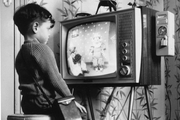 Jovem assistindo tv (Foto: Getty Images)