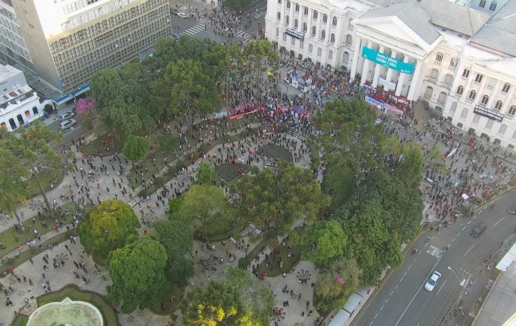 Manifestantes se re&uacute;nem em ato contra o presidente Jair Bolsonaro, em  Curitiba | Paran&aacute; | G1