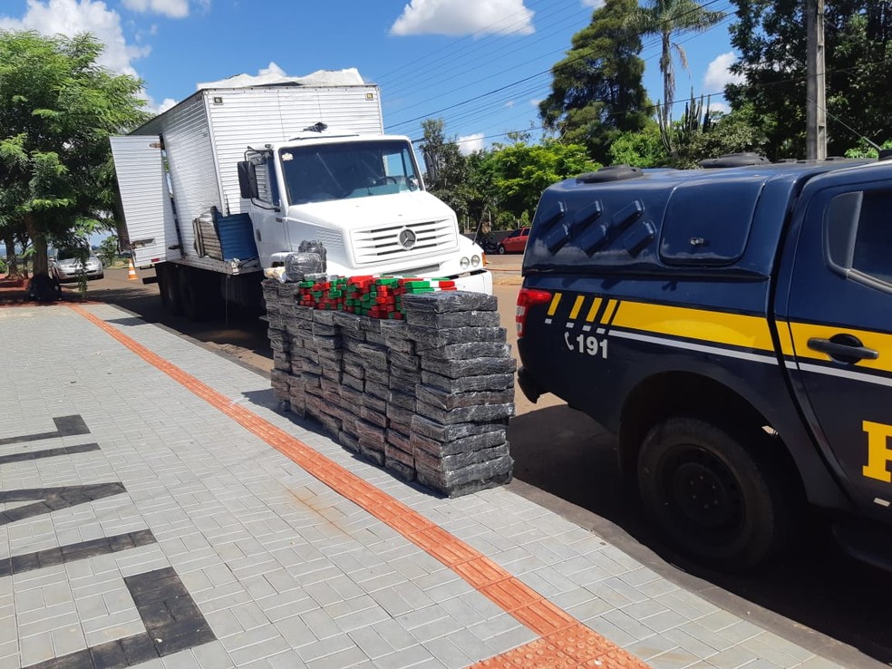 Segundo a PRF, o suspeito disse que levava água no baú do caminhão — Foto: PRF/Divulgação