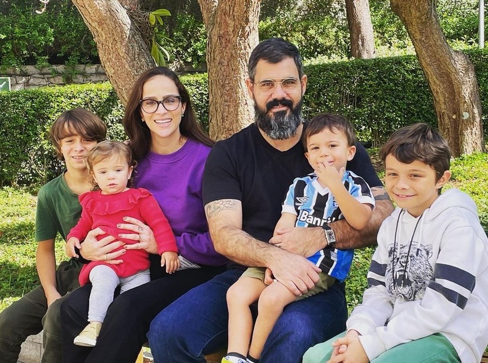 Juliano Cazarré com a mulher e quatro dos cinco filhos — Foto: Reprodução/Instagram