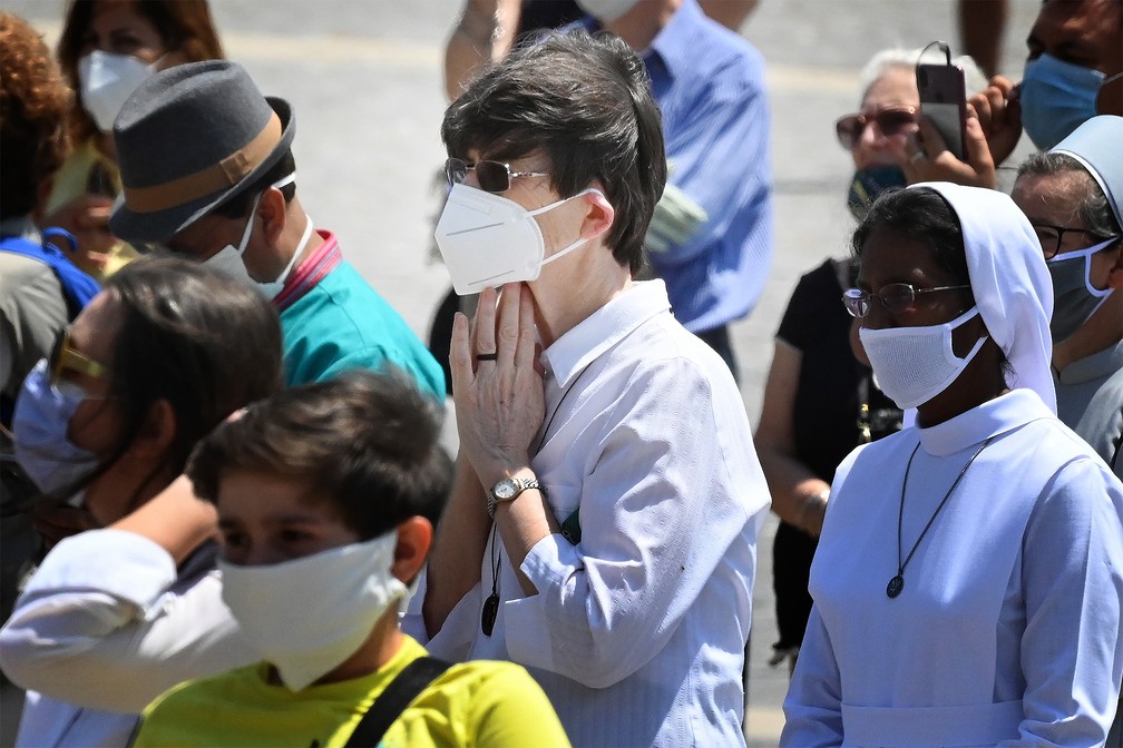 Fiéis usaram máscaras para receber bênção dominical do Papa Francisco neste domingo (24) no Vaticano — Foto: Alberto Pizolli/AFP