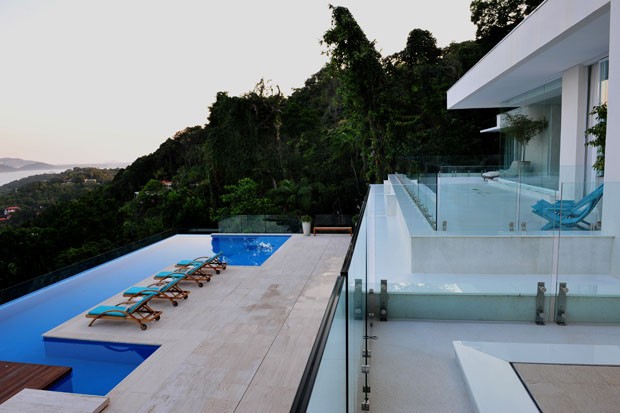 Casa com piscina: 14 projetos para inspirar mudanças na área externa (Foto: Celina Germer/Divulgação )