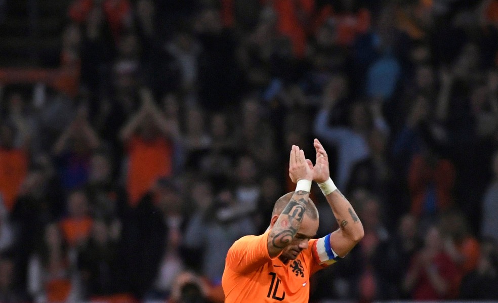 Wesley Sneijder agradece aos aplausos da torcida em seu Ãºltimo jogo pela seleÃ§Ã£o da Holanda (Foto: Piroschka van de Wouw/Reuters)