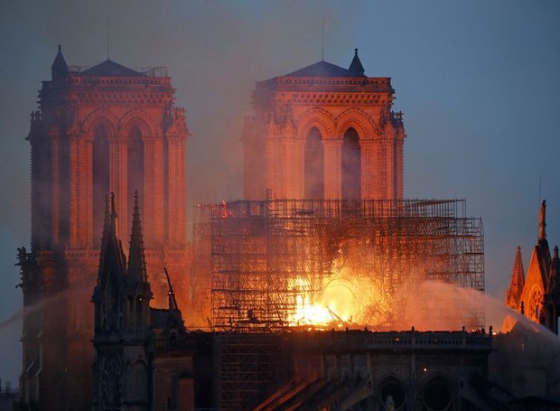 Dois meses depois do incidente, promotores revelam dois possíveis motivos para o incêndio na Catedral de Notre Dame (Foto: Getty Images/ Reprodução)