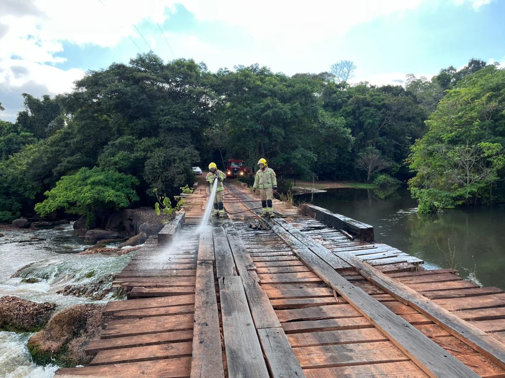 Moradores ateiam fogo em ponte sobre o rio Preto em protesto após morte de adolescente e criança — Foto: Thiago Bastchen/ Rede Amazônica