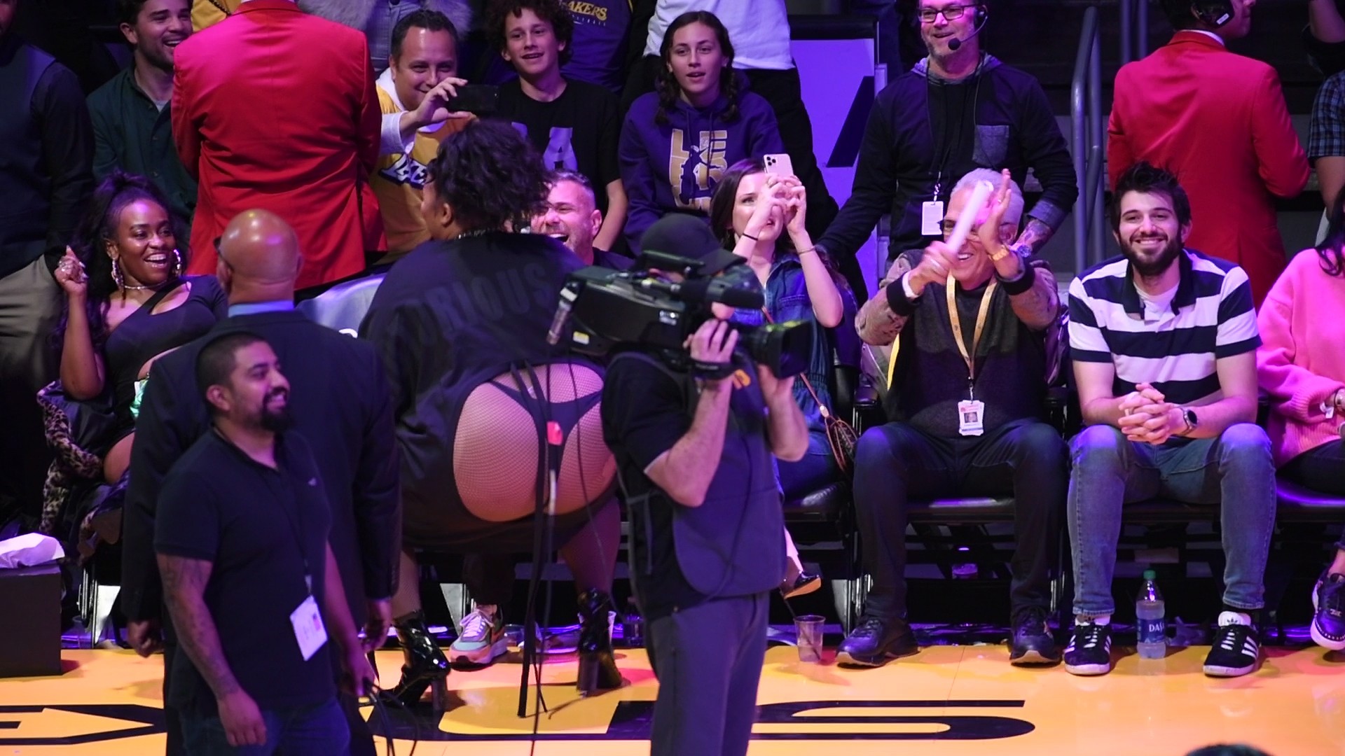 Cantora Lizzo deixou calcinha à mostra durante jogo de basquete (Foto: Getty Images)