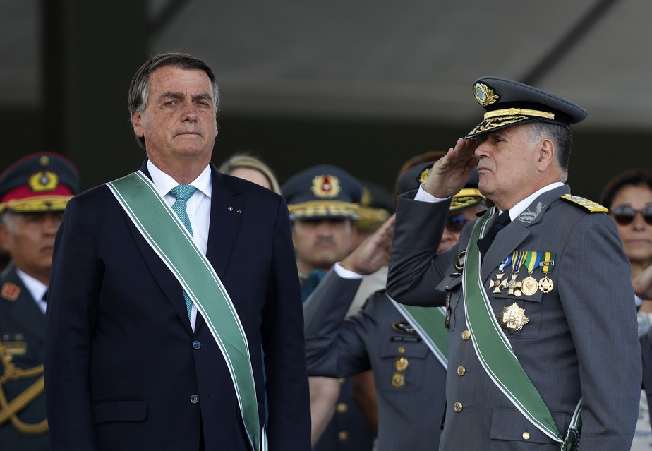 Jair Bolsonaro e o comandante do Exército, general Freire Gomes