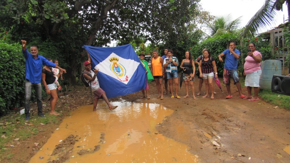 Os moradores mostram a situaÃ§Ã£o da rua  (Foto: Ana Clara Marinho/TV Globo )
