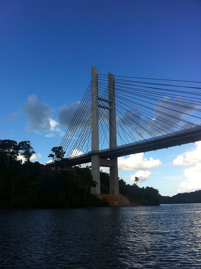 A ponte ultramarina que liga o Brasil com a Guiana Francesa (Foto: Wikimedia Commons)