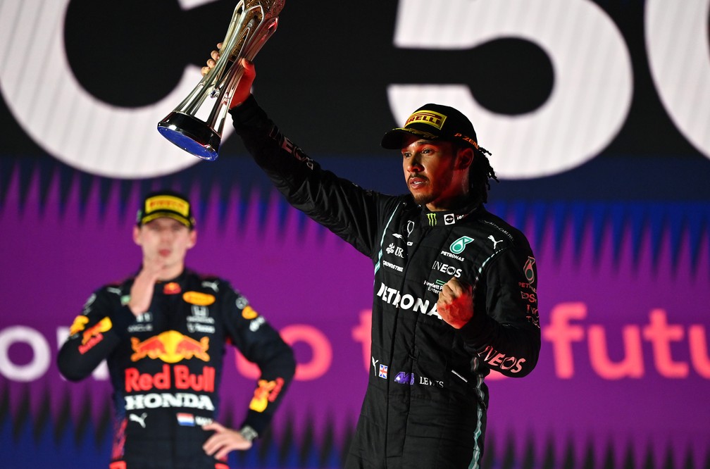 Lewis Hamilton levanta o troféu da vitória do primeiro GP da Arábia Saudita, em 2023 — Foto: Andrej Isakovic - Pool/Getty Images