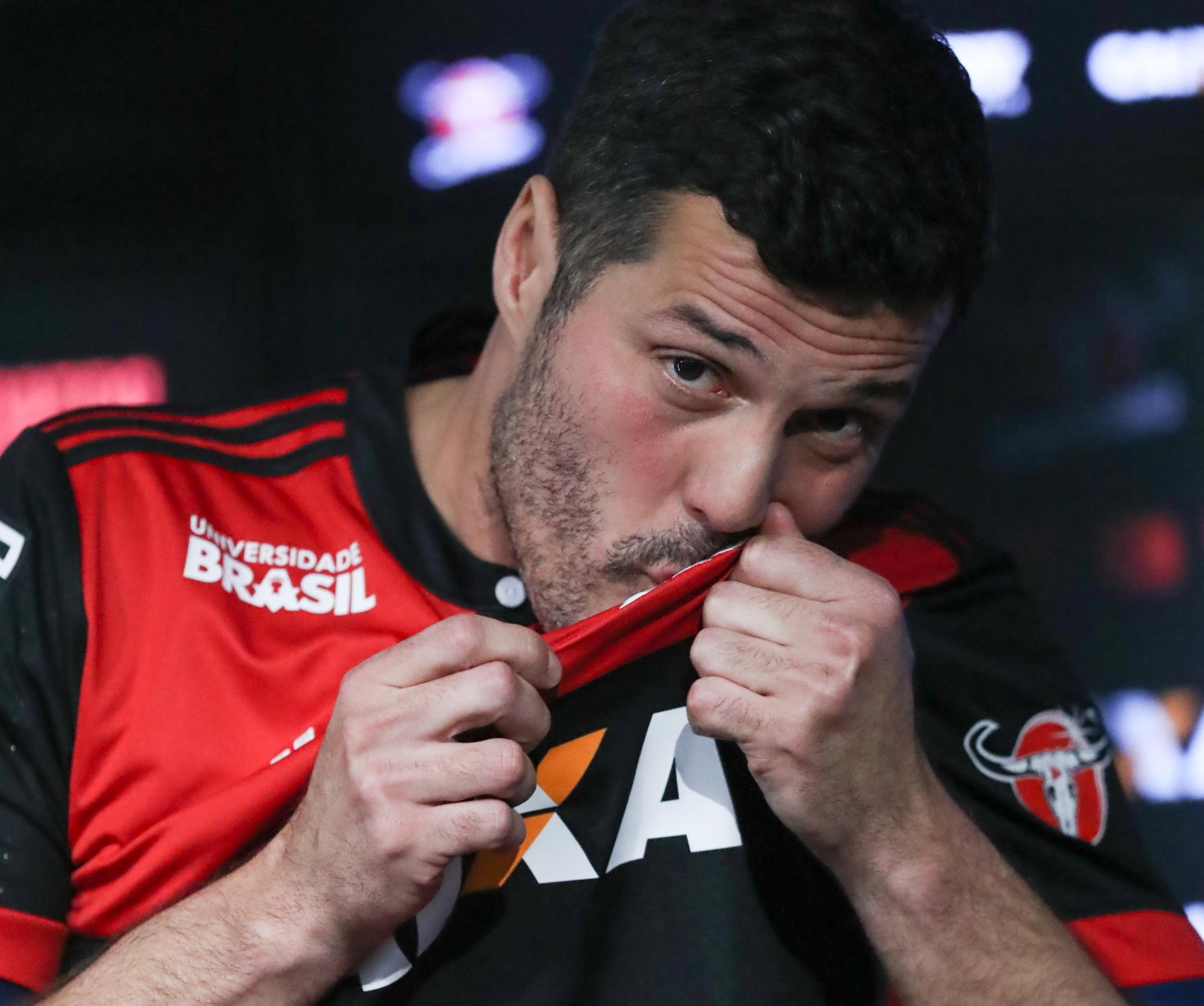 No ensaio do adeus, a presença de Júlio César é simbólica para goleiro e para o Fla