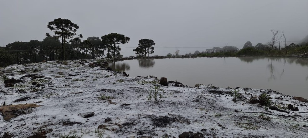 São Joaquim teve neve na manhã nesta segunda-feira (28) — Foto: Mycchel Leganghi/São Joaquim Online
