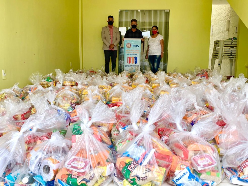Alimentos arrecadados durante live em Santa Cruz do Capibaribe — Foto: Divulgação