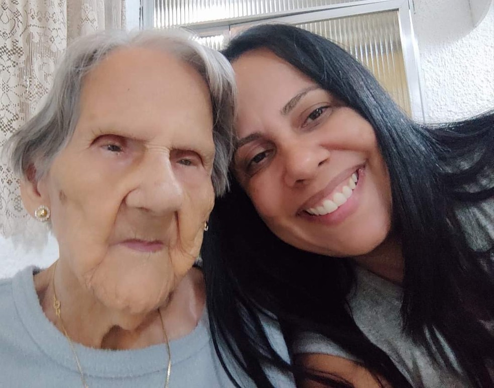 Jacyra Braga de Castro ao lado da neta, a professora Adriana Franco, com quem mora no Rio de Janeiro — Foto: Acervo pessoal/Reprodução