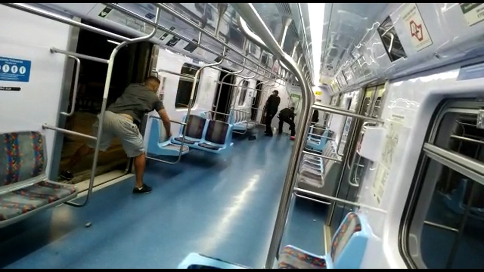 Ambulantes atiraram pedras contra a composição e vigilantes da CPTM na estação Pirituba — Foto: Reprodução/Arquivo pessoal
